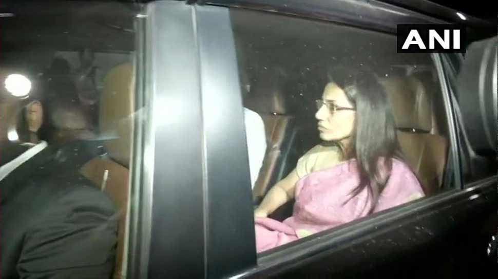 ED के सामने पति के साथ फिर पेश हुईं चंदा कोचर, पहली बार दिल्ली में पूछताछ ED के सामने पति के साथ फिर पेश हुईं चंदा कोचर, पहली बार दिल्ली में पूछताछ