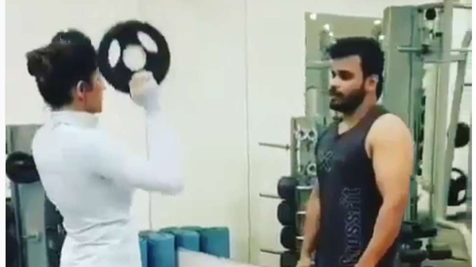 Viral Video : सपना चौधरी ऐसे हुईं फैट से फिट, रोज करती हैं इतने घंटे वर्कआउट Viral Video : सपना चौधरी ऐसे हुईं फैट से फिट, रोज करती हैं इतने घंटे वर्कआउट
