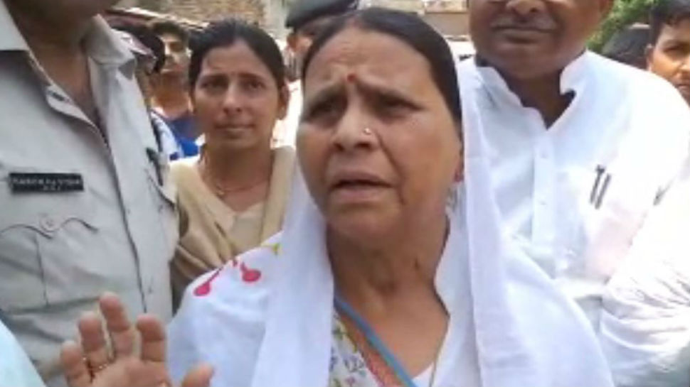 पटना: राबड़ी देवी कर रहीं बेटी मीसा भारती का जमकर प्रचार,गांव-गांव में मांग रहीं वोट पटना: राबड़ी देवी कर रहीं बेटी मीसा भारती का जमकर प्रचार,गांव-गांव में मांग रहीं वोट