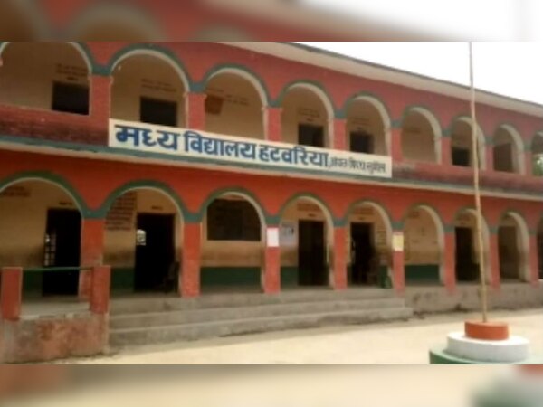  यह शिक्षिका 2012 से लगातार गायब है और 2017 तक की सैलेरी भी पा चुकी है.