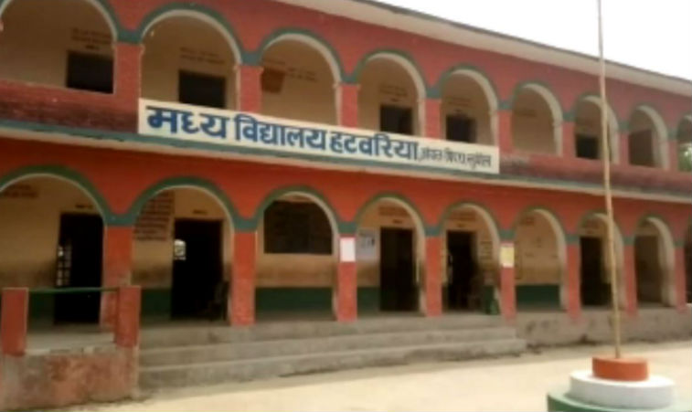 यह शिक्षिका 2012 से लगातार गायब है और 2017 तक की सैलेरी भी पा चुकी है. यह शिक्षिका 2012 से लगातार गायब है और 2017 तक की सैलेरी भी पा चुकी है.