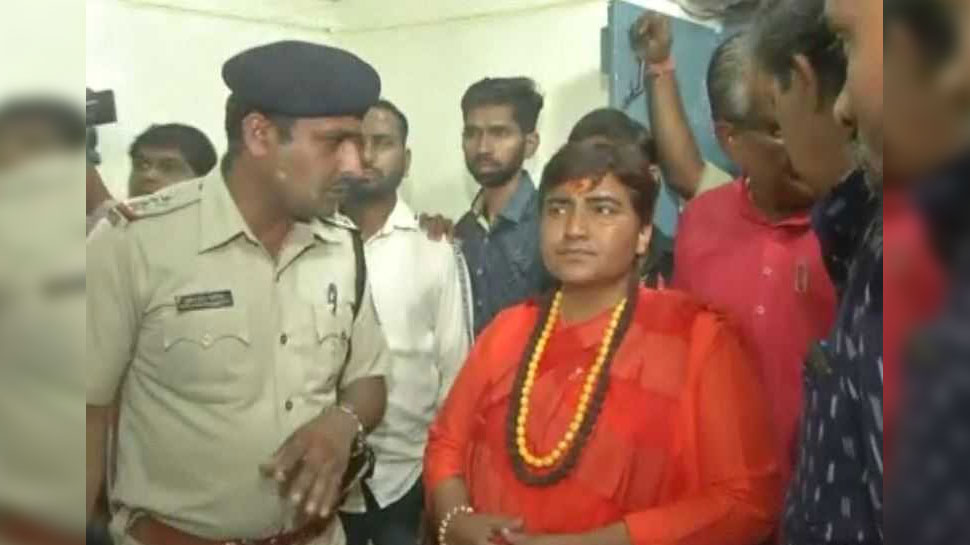 साध्वी प्रज्ञा देर रात बीजेपी नेताओं के साथ भोपाल पुरानी जेल परिसर पहुंचीं. साध्वी प्रज्ञा देर रात बीजेपी नेताओं के साथ भोपाल पुरानी जेल परिसर पहुंचीं.