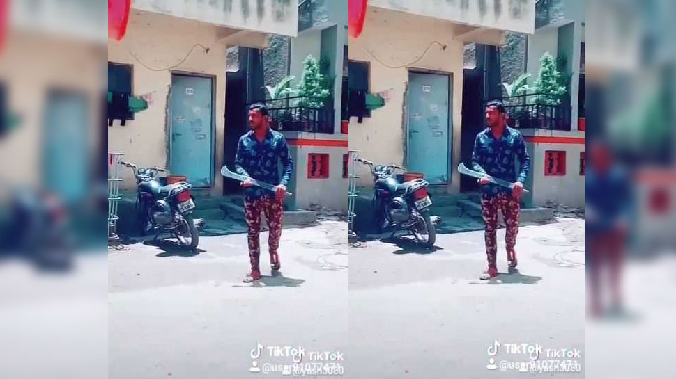 दहशत फैलाने के लिए धारदार हथियार के साथ TIK-TOK पर बनाया था VIDEO, पुलिस ने किया अरेस्ट दहशत फैलाने के लिए धारदार हथियार के साथ TIK-TOK पर बनाया था VIDEO, पुलिस ने किया अरेस्ट