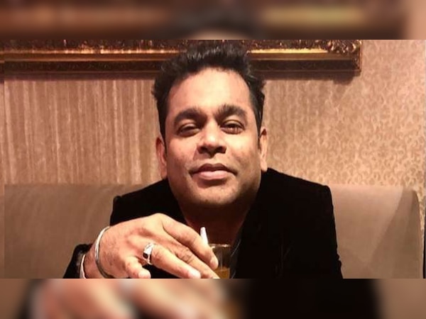 एक तस्वीर में वह हाथों में सेब का जूस लिए नजर आ रहे हैं (फोटो साभार: INSTAGRAM@arrahman)