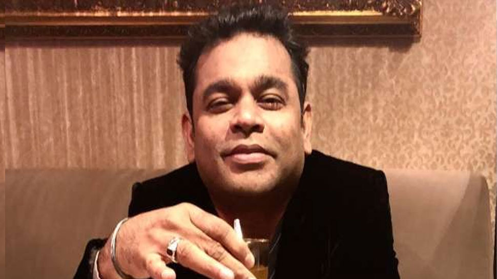 एक तस्वीर में वह हाथों में सेब का जूस लिए नजर आ रहे हैं (फोटो साभार: INSTAGRAM@arrahman) एक तस्वीर में वह हाथों में सेब का जूस लिए नजर आ रहे हैं (फोटो साभार: INSTAGRAM@arrahman)