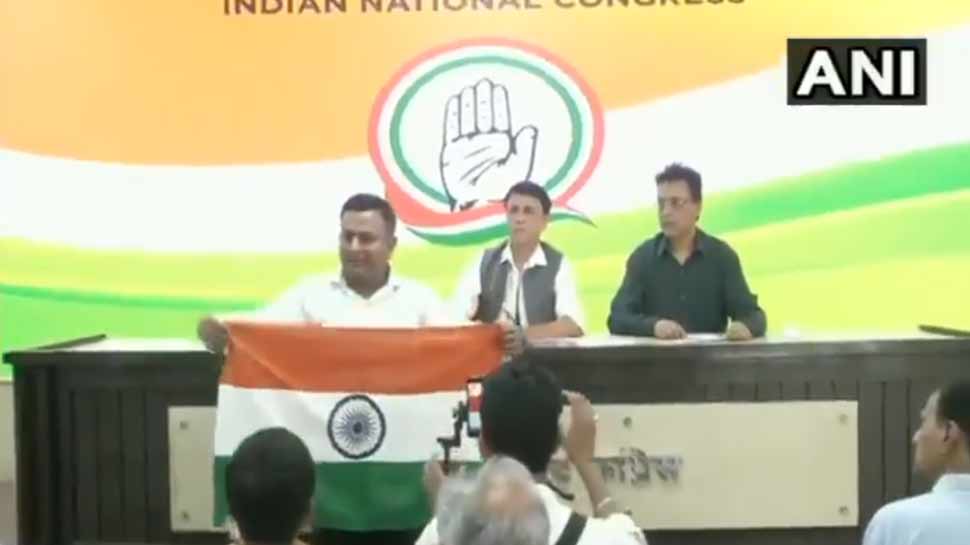 VIDEO: कांग्रेस की प्रेस कॉन्फ्रेंस में शख्स ने योगी को अजय सिंह बिष्ट कहने पर मचाया हंगामा VIDEO: कांग्रेस की प्रेस कॉन्फ्रेंस में शख्स ने योगी को अजय सिंह बिष्ट कहने पर मचाया हंगामा