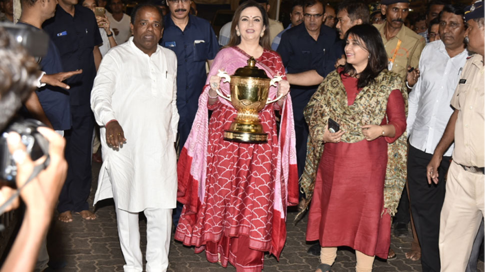 VIDEO: नीता अंबानी ने सिद्धि विनायक मंदिर में की विशेष पूजा, अपने साथ ले गईं IPL ट्रॉफी VIDEO: नीता अंबानी ने सिद्धि विनायक मंदिर में की विशेष पूजा, अपने साथ ले गईं IPL ट्रॉफी