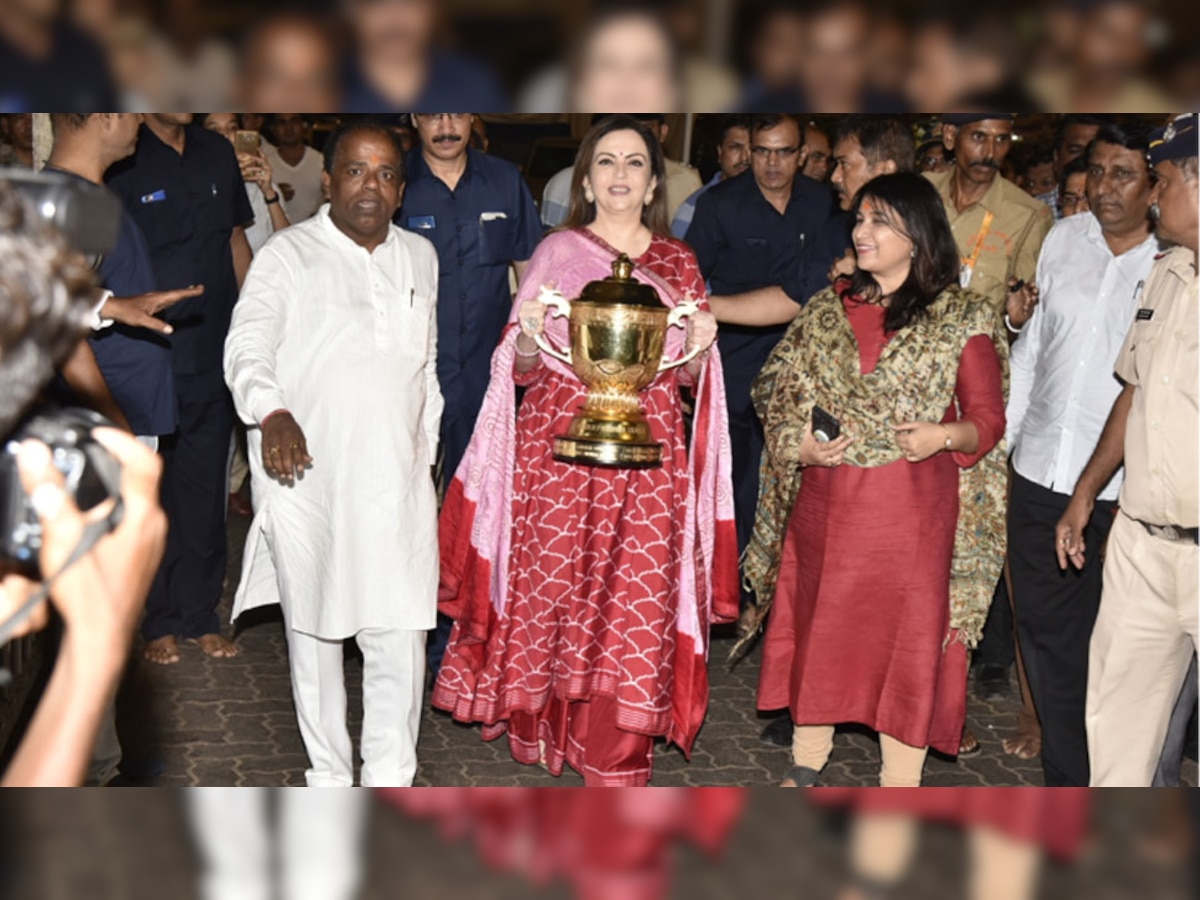 VIDEO: नीता अंबानी ने सिद्धि विनायक मंदिर में की विशेष पूजा, अपने साथ ले गईं IPL ट्रॉफी