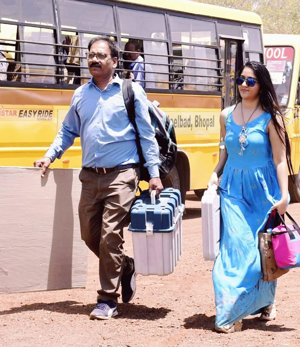 भोपाल की रहने वाली हैं महिला मतदान अधिकारी Female polling officer of Bhopal