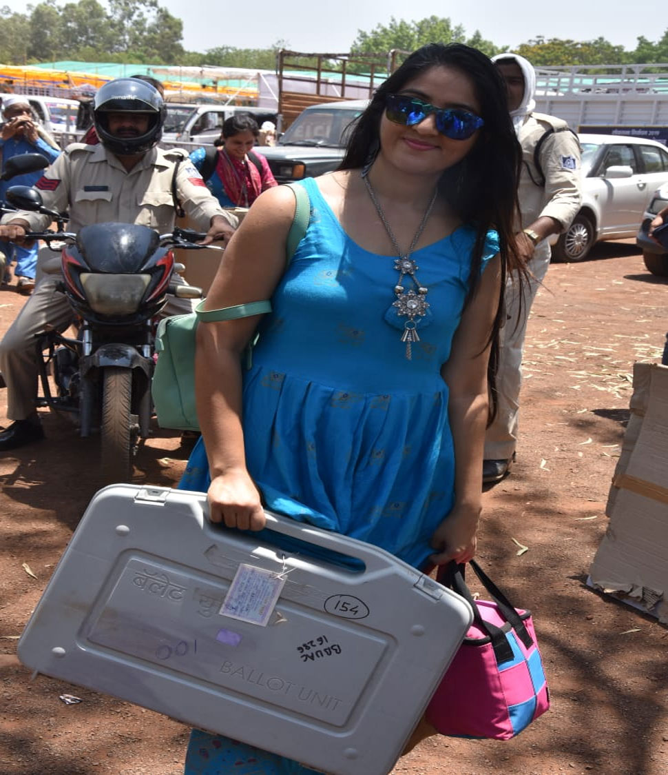 नीली ड्रेस वाली महिला अधिकारी की तस्वीरें वायरल Pictures of blue dress female officer viral
