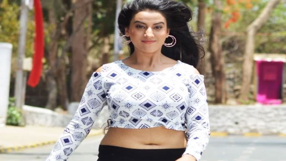 अक्षरा सिंह ने 'पटरी पर रेल अकेल चली' में लगाए जोरदार ठुमके, देखिए VIDEO अक्षरा सिंह ने 'पटरी पर रेल अकेल चली' में लगाए जोरदार ठुमके, देखिए VIDEO