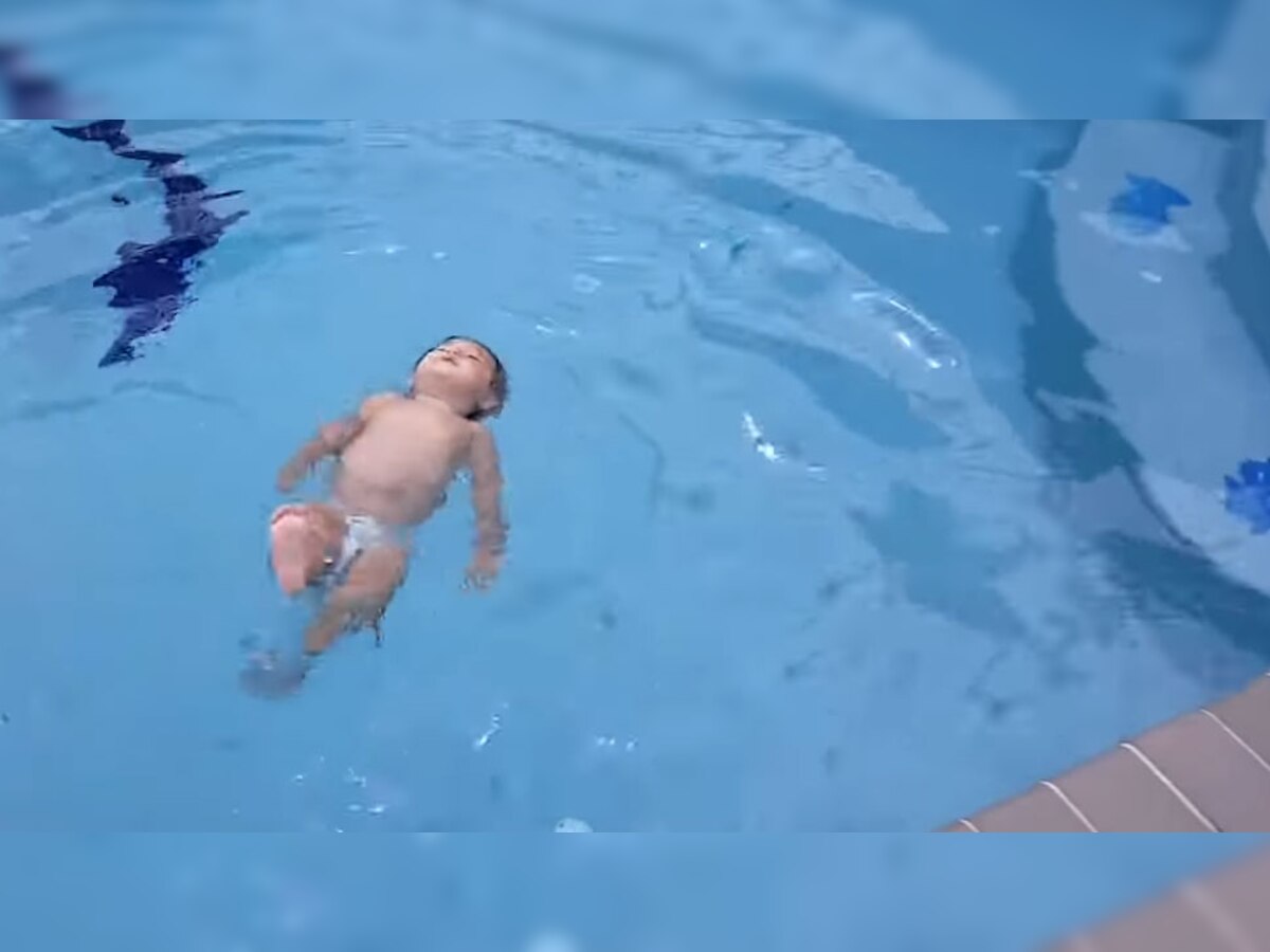 कमाल की स्विमिंग करती है 1 साल की बच्ची, VIDEO देख आप भी कहेंगे जलपरी