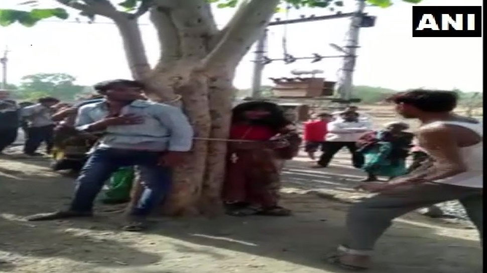 दूसरी शादी के लिए पति को छोड़ गई थी पत्नी... पहले पति ने बुलाया और पेड़ पर बांधकर की पिटाई दूसरी शादी के लिए पति को छोड़ गई थी पत्नी... पहले पति ने बुलाया और पेड़ पर बांधकर की पिटाई