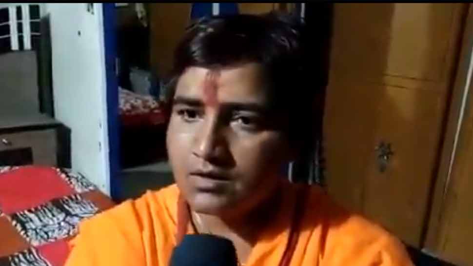 VIDEO: साध्वी प्रज्ञा ने गोडसे वाले बयान पर मांगी माफी, कहा - पार्टी की लाइन ही मेरी लाइन