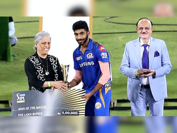 गेंदबाज बुमराह को अवॉर्ड देती हुईं डायना एडुल्जी. साथ में मौजूद हैं बीसीसीआई के कार्यवाहक अध्यक्ष 