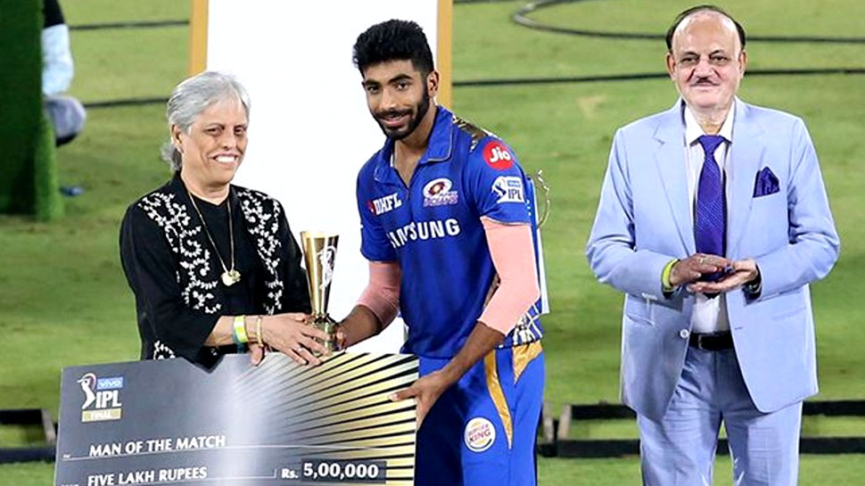 गेंदबाज बुमराह को अवॉर्ड देती हुईं डायना एडुल्जी. साथ में मौजूद हैं बीसीसीआई के कार्यवाहक अध्यक्ष गेंदबाज बुमराह को अवॉर्ड देती हुईं डायना एडुल्जी. साथ में मौजूद हैं बीसीसीआई के कार्यवाहक अध्यक्ष