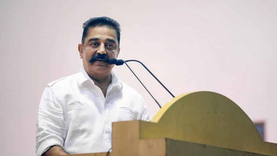 कमल हासन की सभा में हंगामा, दो अज्ञात लोगों ने मंच पर अंडे और पत्थर फेंके कमल हासन की सभा में हंगामा, दो अज्ञात लोगों ने मंच पर अंडे और पत्थर फेंके