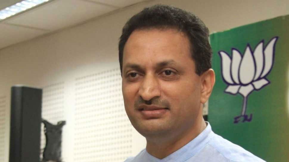 साध्वी प्रज्ञा के गोडसे वाले बयान के समर्थन पर केंद्रीय मंत्री ने दी सफाई, कहा- मेरा ट्विटर अकाउंट हैक हुआ