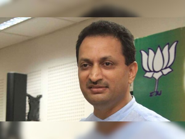 साध्‍वी प्रज्ञा के गोडसे वाले बयान के समर्थन पर केंद्रीय मंत्री ने दी सफाई, कहा- मेरा ट्विटर अकाउंट हैक हुआ