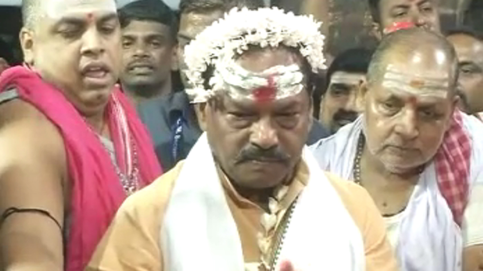 रघुवर दास ने देवघर में की पूजा-अर्चना, कहा- नरेंद्र मोदी दोबारा बनेंगे प्रधानमंत्री रघुवर दास ने देवघर में की पूजा-अर्चना, कहा- नरेंद्र मोदी दोबारा बनेंगे प्रधानमंत्री