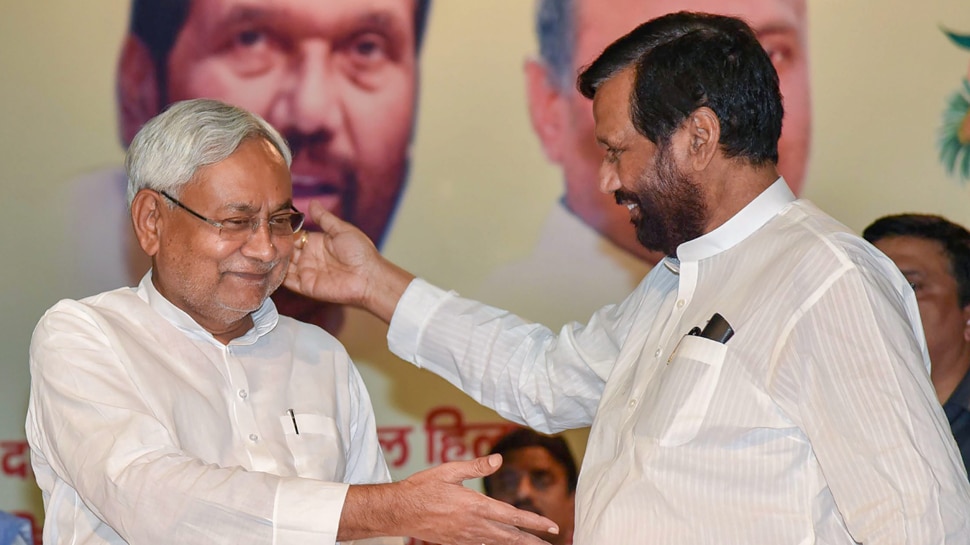 विपक्ष के दावे को रामविलास पासवान ने किया खारिज, कहा- कहीं नहीं जाएंगे नीतीश कुमार