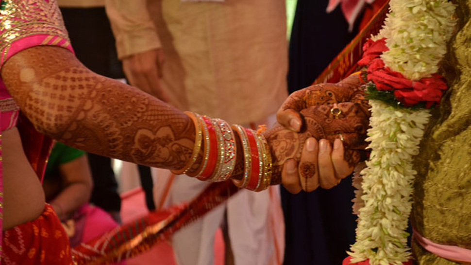 संपत्ति के लालच में महिला ने जिंदा पति को मरा बताकर कर ली दूसरी शादी, फिर... संपत्ति के लालच में महिला ने जिंदा पति को मरा बताकर कर ली दूसरी शादी, फिर...