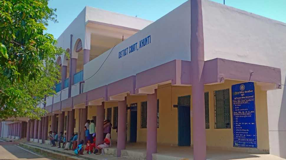 चर्च के फादर अल्फोंस को भी सजा सुनाई गई है. चर्च के फादर अल्फोंस को भी सजा सुनाई गई है.