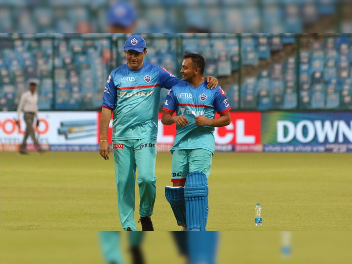 दिल्ली के फिरोज शाह कोटला ग्राउंड में आईपीएल 2019 के 34वें मैच से पहले प्रैक्टिस सेशन के दौरान पृथ्वी शॉ के साथ दिल्ली कैपिटल्स के सलाहकार सौरव गांगुली. (फोटो: IANS)