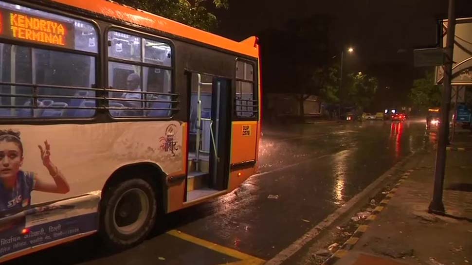 दिल्ली-NCR में बारिश, तापमान में गिरावट, मेट्रो सेवा बाधित दिल्ली-NCR में बारिश, तापमान में गिरावट, मेट्रो सेवा बाधित