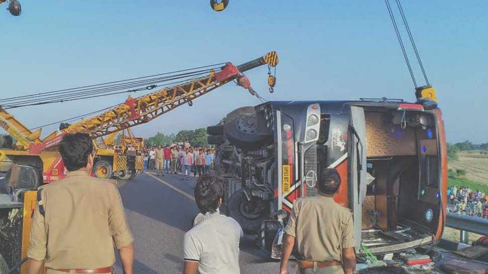 लखनऊ-आगरा एक्सप्रेस-वे पर ट्रॉली से टकराकर बस पलटी, 5 लोगों की दर्दनाक मौत