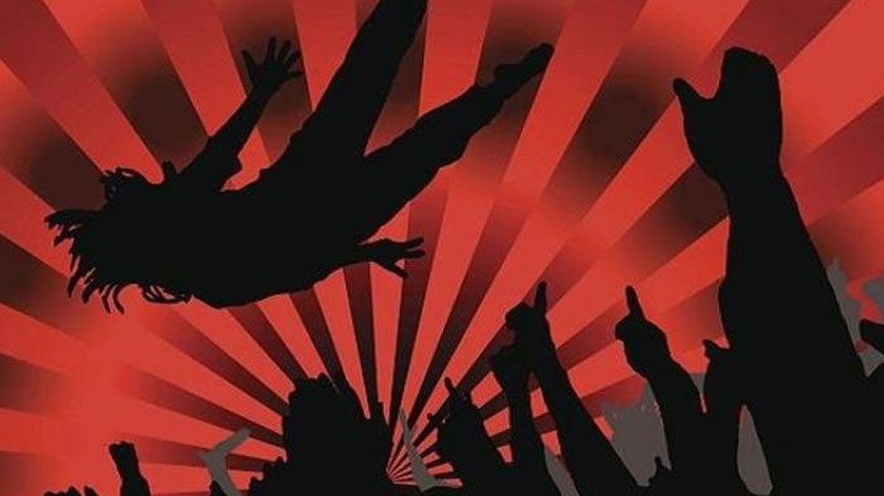 प्लॉट पर कब्जा करना चाहते थे दबंग, मना करने पर दलित महिला की बीच सड़क करने लगे पिटाई प्लॉट पर कब्जा करना चाहते थे दबंग, मना करने पर दलित महिला की बीच सड़क करने लगे पिटाई