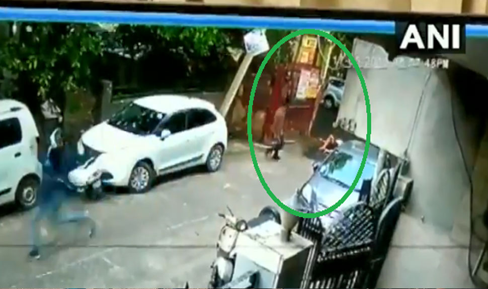 दिल्ली के रोहिणी में भागते हुए युवक पर फिल्मी अंदाज में फायरिंग, देखिए VIDEO दिल्ली के रोहिणी में भागते हुए युवक पर फिल्मी अंदाज में फायरिंग, देखिए VIDEO