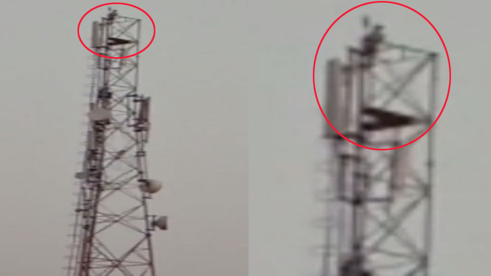 VIDEO: मोबाइल फोन टावर पर चढ़ गया शराबी और चिल्‍लाने लगा 'मोदी को बुलाओ'