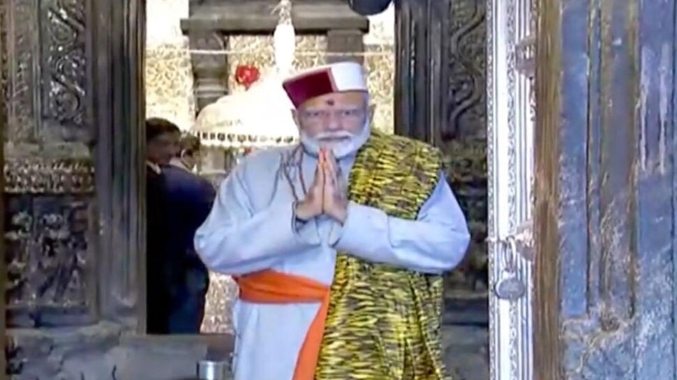 पहाड़ी परिधान में पहुंचे थे मोदी