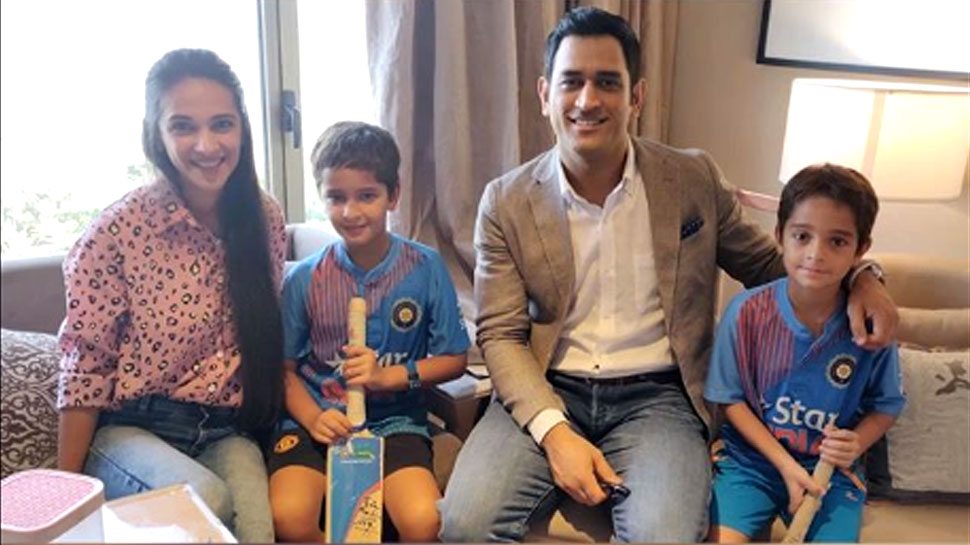 VIDEO: इस एक्ट्रेस के बच्चों को धोनी ने दिए टिप्स, मासूम ने उतारी गेंदबाज बुमराह की नकल VIDEO: इस एक्ट्रेस के बच्चों को धोनी ने दिए टिप्स, मासूम ने उतारी गेंदबाज बुमराह की नकल