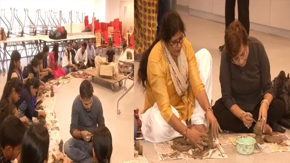 विश्व म्यूजिम डे पर कलाकारों ने मिट्टी की मूर्तियां बनाई. विश्व म्यूजिम डे पर कलाकारों ने मिट्टी की मूर्तियां बनाई.