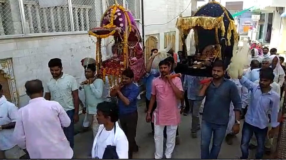 पर्यावरण संरक्षण की अनूठी पहल, पीपल और शालिग्राम की हुई शादी, जमकर नाचें बाराती