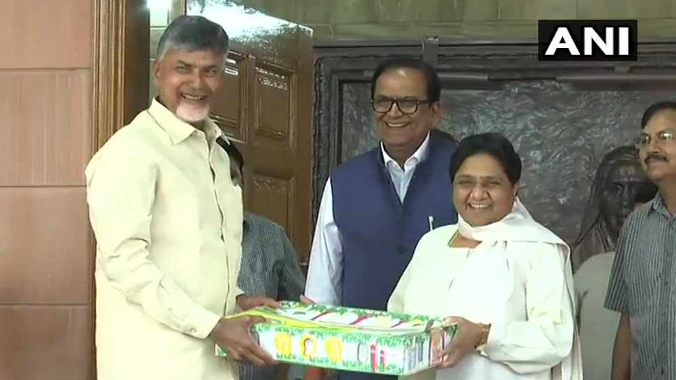 नायडू ने तेज की गठबंधन की कवायद, राहुल और अखिलेश के बाद अब मायावती से मिले