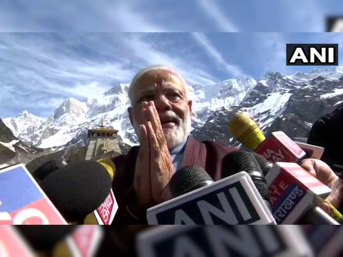 मंदिर में पूजा अर्चना करने के बाद प्रधानमंत्री ने वहां मौजूद मीडिया से बातचीत करते हुए. (फोटो-एएनआई)