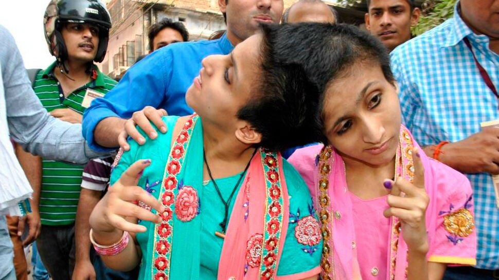 बिहार: जन्म से आपस में जुड़ी दो युवतियों को मिला स्वतंत्र मतदान का अधिकार