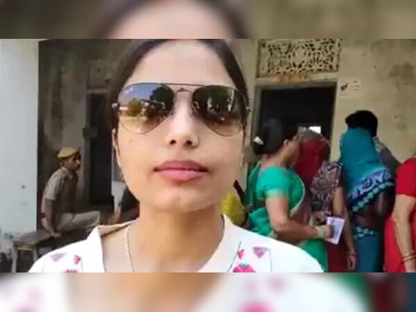 एयरपोर्ट से सीधे प्रिया सिंह मतदान केंद्र पहुंची और मतदान किया.  