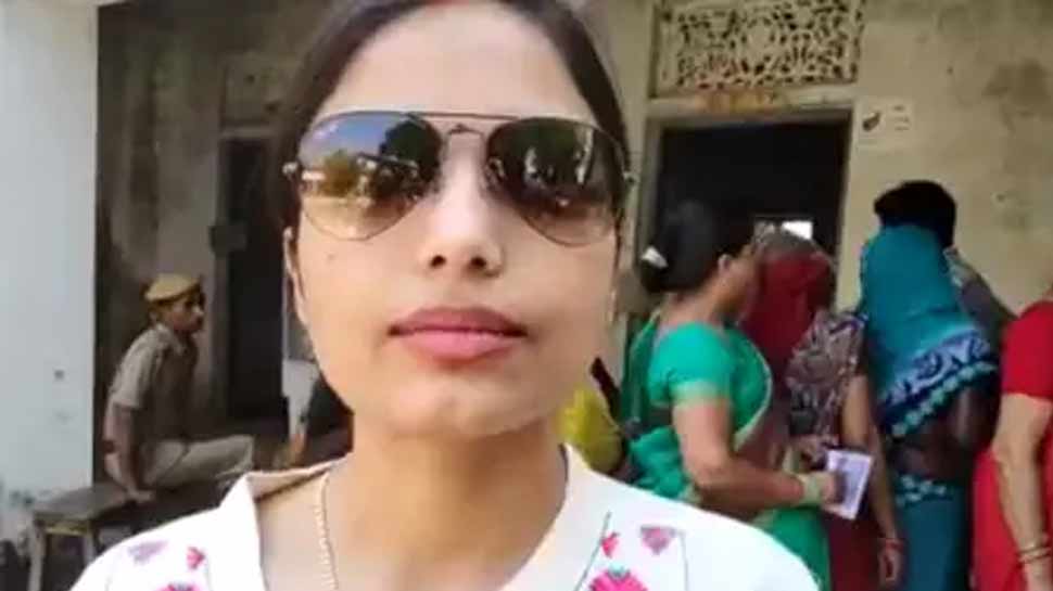मऊ: वोटिंग के लिए स्वीडन से भारत पहुंची प्रिया, बोली- 'देश के उज्जवल भविष्य के लिए डाला वोट' मऊ: वोटिंग के लिए स्वीडन से भारत पहुंची प्रिया, बोली- 'देश के उज्जवल भविष्य के लिए डाला वोट'