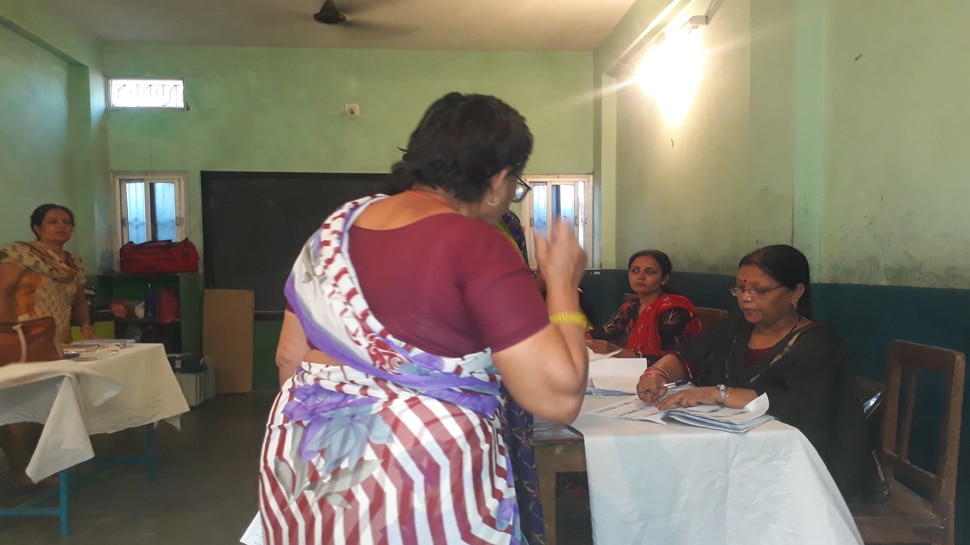 उज्जैन के कैम्ब्रिज स्कूल में चार मतदान केंद्र बनाये गए हैं. Four polling stations have been set up at Cambridge School of Ujjain