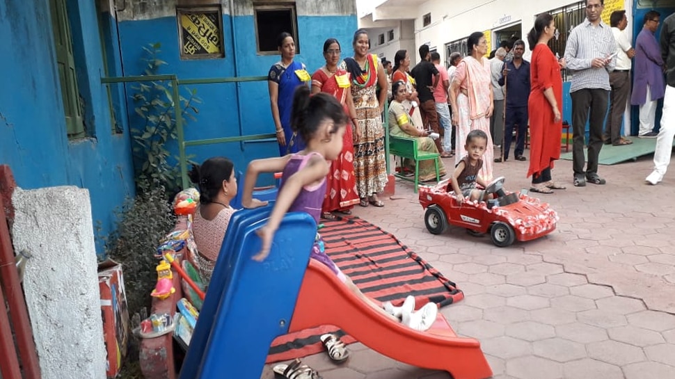 मतदान केंद्र पर चुनाव आयोग का मतदान प्रतिशत बढ़ाने का एक और प्रयास देखा गया Another attempt was made to increase the voting percentage