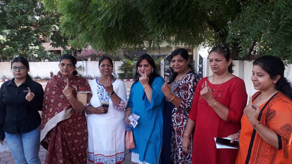 नव मतदाता अजमेर से वोट कास्ट करने पहुंची New voters arrive to cast votes from Ajmer