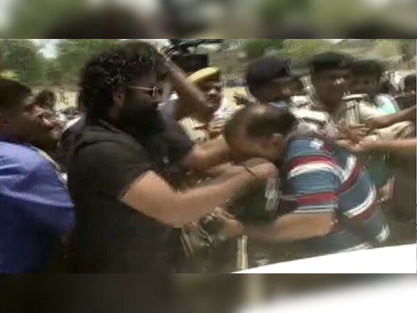 इसके पहले भी कई बार उनके बाउंसर्स और मीडियाकर्मियों में झड़प हो चुकी है. 