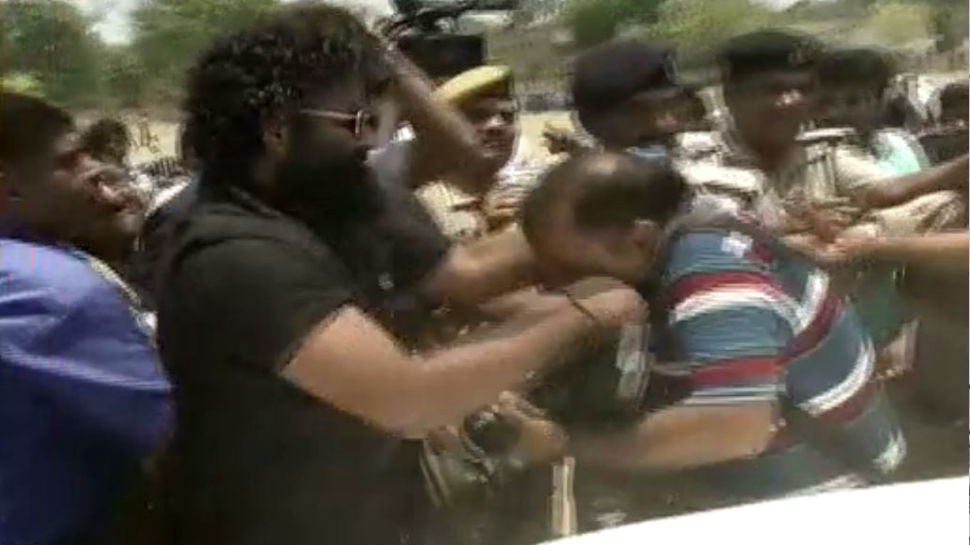 इसके पहले भी कई बार उनके बाउंसर्स और मीडियाकर्मियों में झड़प हो चुकी है. इसके पहले भी कई बार उनके बाउंसर्स और मीडियाकर्मियों में झड़प हो चुकी है.