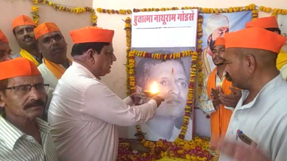 ग्वालियर के हिंदू महासभा कार्यालय में मनाई गई नाथूराम गो़डसे की जयंती ग्वालियर के हिंदू महासभा कार्यालय में मनाई गई नाथूराम गो़डसे की जयंती