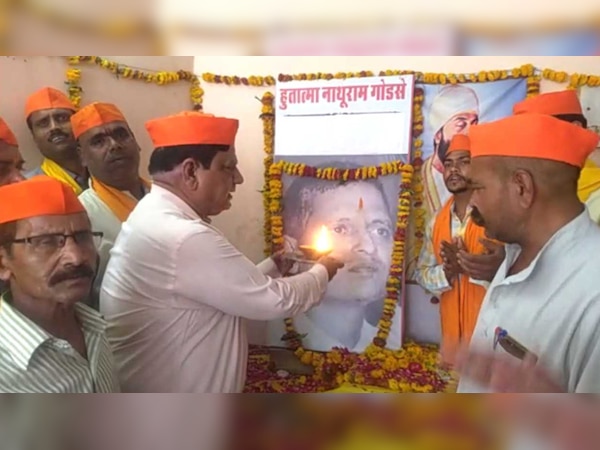 ग्वालियर के हिंदू महासभा कार्यालय में मनाई गई नाथूराम गो़डसे की जयंती