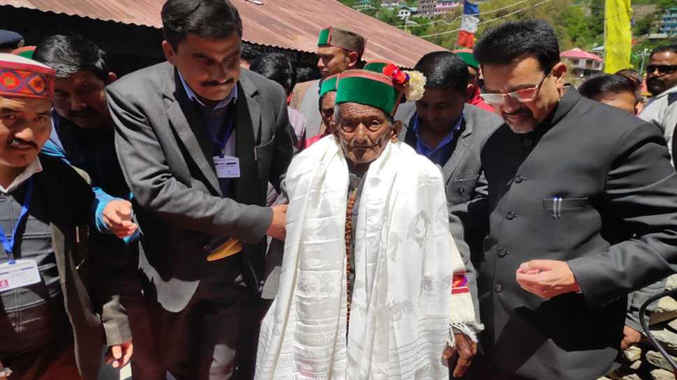 दुख रहे थे घुटने, फिर भी वोट डालने के लिए पहुंचे देश के पहले मतदाता 102 वर्षीय नेगी